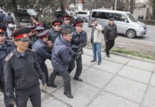 В Бишкеке задержали 7 активистов, которые провели акцию в годовщину войны в Украине