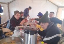 Түркиядагы кыргыздар Кыргызстандан барган куткаруучуларга тамак берди
