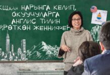 АКШдан Нарынга келип, окуучуларга англис тилин үйрөткөн Женнифер Цуй