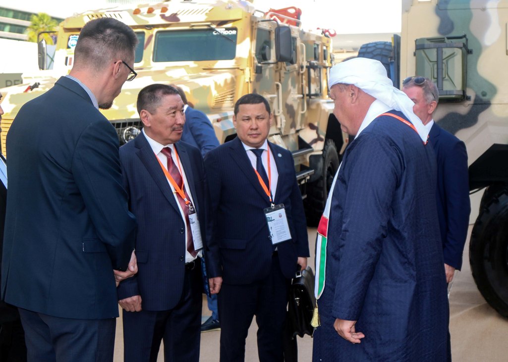 3 2 Министр обороны КР посетил международную выставку вооружений IDEX-2023 в ОАЭ