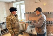 Садыр Жапаров Кой-Таш аскер бөлүгүн пландан тышкары текшерди