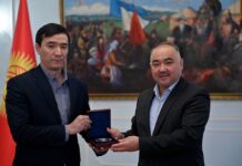 Төрага Шакиев депутаттарга КМШ ПААнын жана ЖККУ ПАнын сыйлыктарын тапшырды