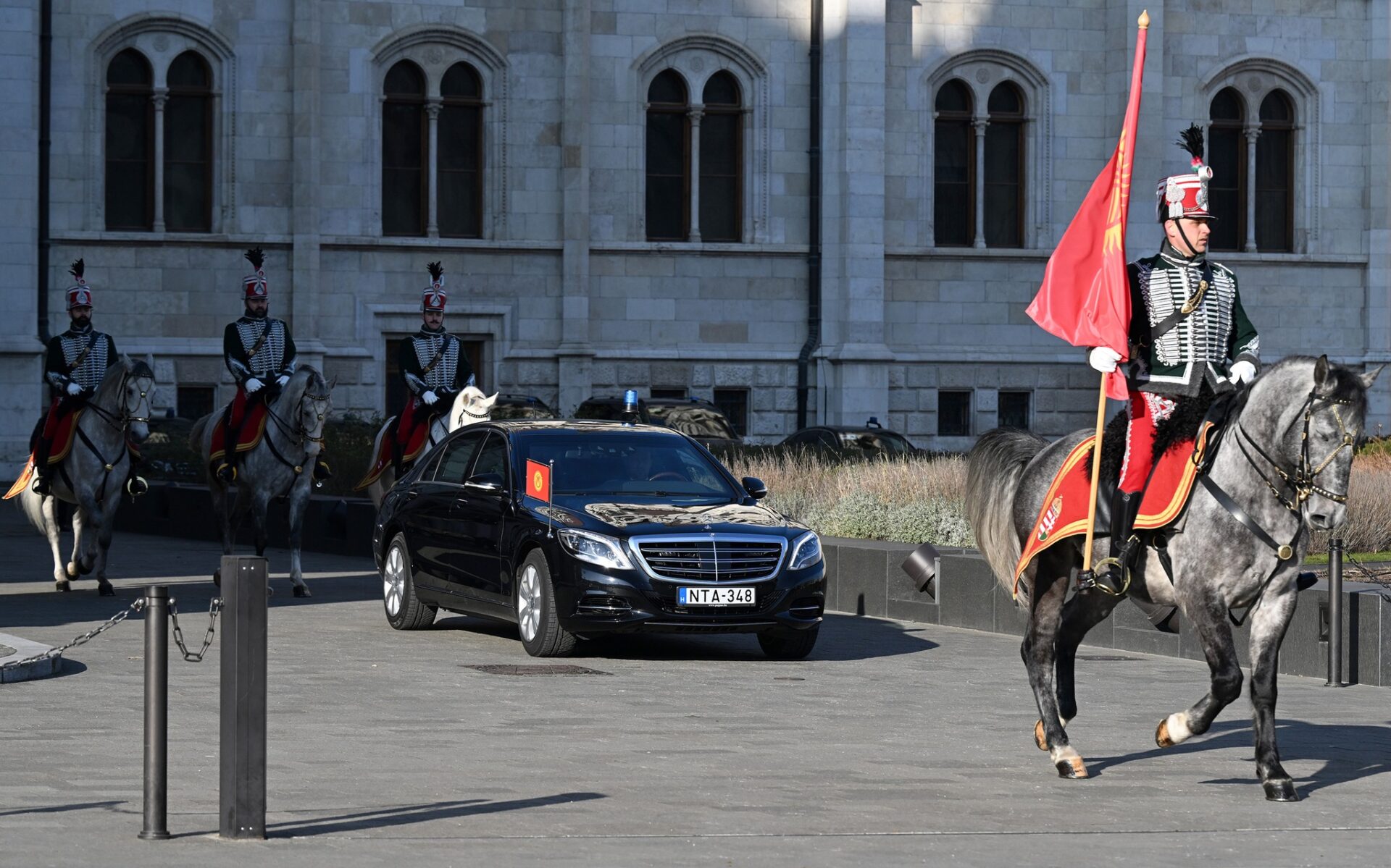 329753438 576250171090070 8231424403726299238 n Фото: Церемония официальной встречи Садыра Жапарова с президентом Венгрии Каталин Новак
