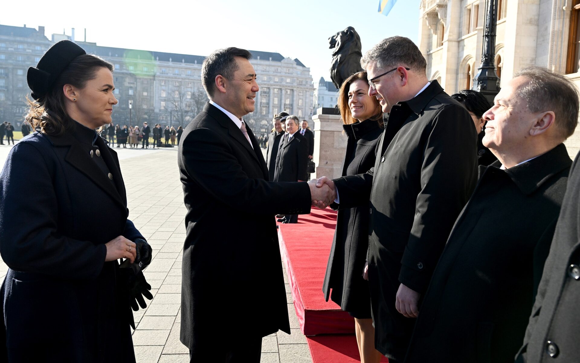 329808712 901713384511608 9205976683886950581 n Фото: Церемония официальной встречи Садыра Жапарова с президентом Венгрии Каталин Новак