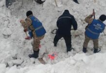 “Кар көчкү басып калган”: Ошто кардын астынан 59 жаштагы адамдын сөөгү табылды