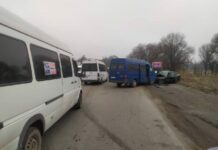 Маршрутка менен катуу ылдамдыкта бараткан унаа бетме-бет сүзүштү