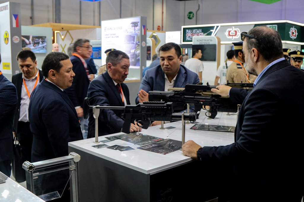 5 1 Министр обороны КР посетил международную выставку вооружений IDEX-2023 в ОАЭ