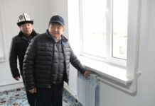 Жапаров Баткендеги калыбына келтирилген үйлөрдүн сапаты менен таанышты, – сүрөт
