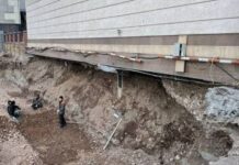 В Бишкеке возле многоэтажки вырыли котлован. Часть фундамента повисла в воздухе