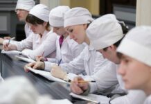 Кыргызстанцам выделили 70 грантовых мест в медвузах РФ. Как подать документы