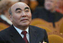 Акаев: Атамбаев эң акырына чейин отурду