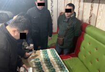 Баткен облустук сотунун катчысы 300 миң сом пара менен кармалды