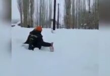 Видео: Электрики по пояс в снегу добираются до трансформаторов в Чаткале