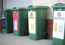 В школах Бишкека появились контейнеры для раздельного сбора мусора