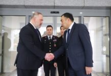 “3 тоннага жакын гуманитардык жардам”: Улан Ниязбеков Түркиянын элчилигине барып, көңүл айтуу китебине жазуу калтырды