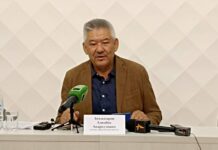 Бекназаров президентке: “Сиздин империялык күчүңүз менен укуктук талаада кармашууга даярбыз”