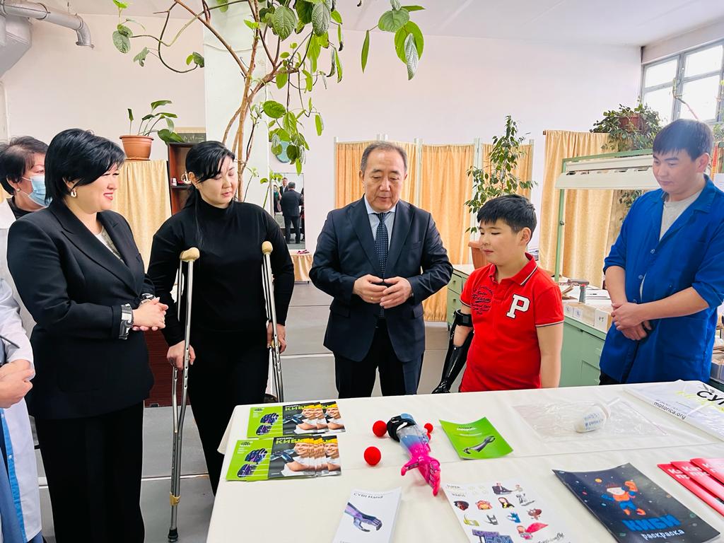 d1 В Кыргызстане впервые изготовлен современный активный протез «Киби» для детей