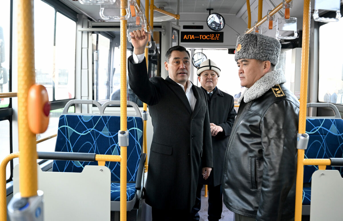 dos 2238 Президент Бишкекке келген жаңы автобустар менен таанышты, - сүрөт