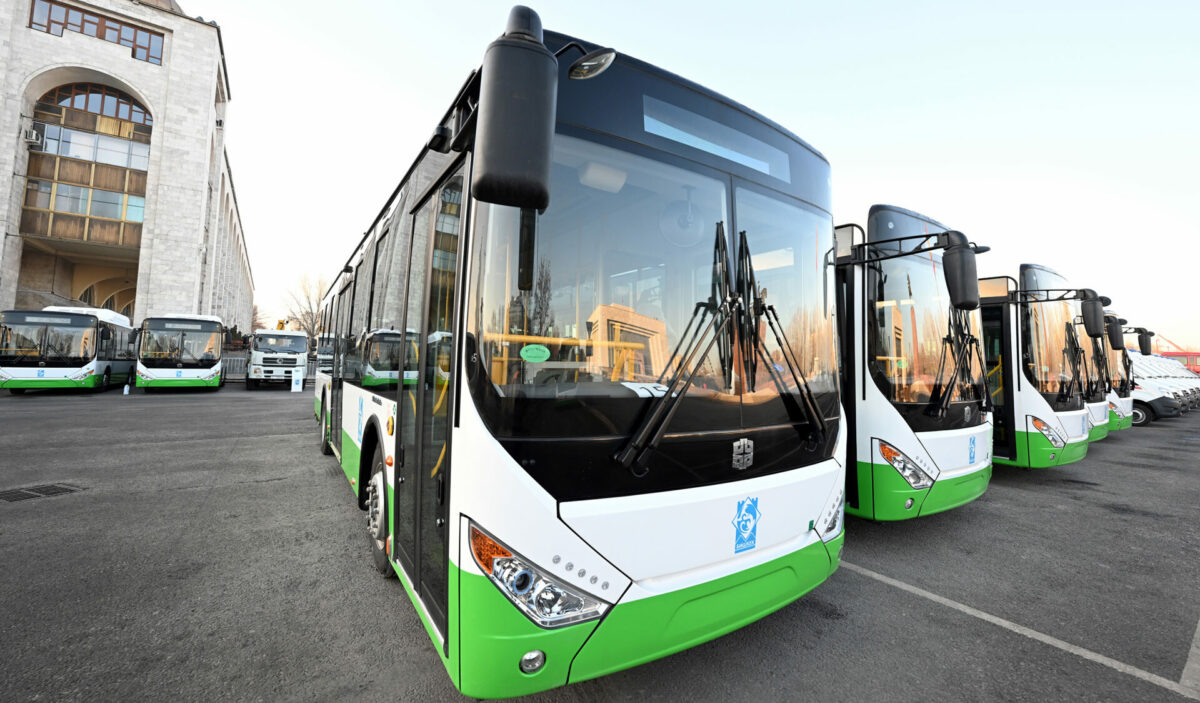dos 2239 Президент Бишкекке келген жаңы автобустар менен таанышты, - сүрөт