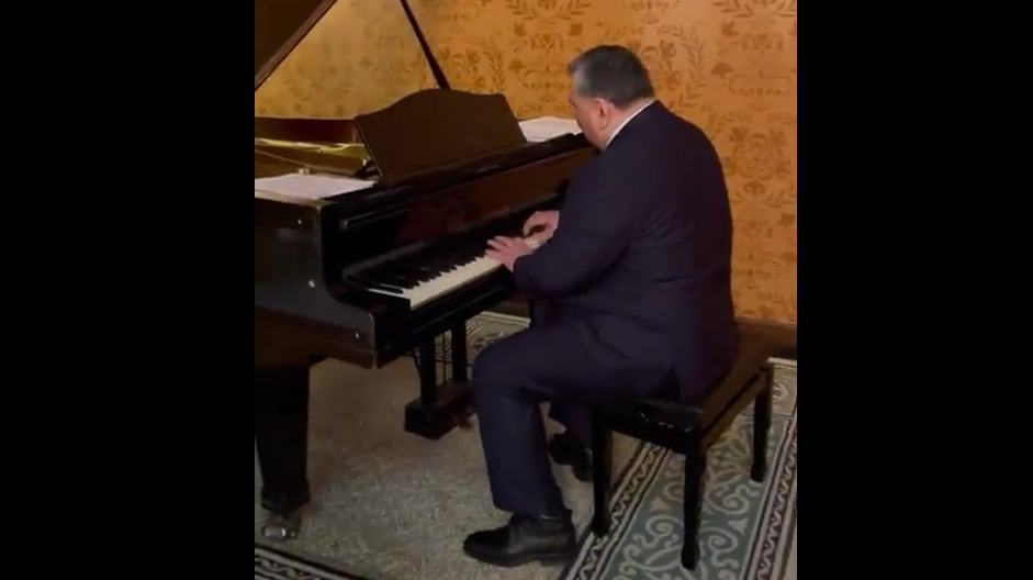 Марат Иманкулов в Москве на встрече секретарей совбезов сыграл на рояле - BULAK.KG