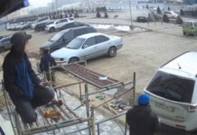 На Южной магистрали легковушка снесла несколько елей и протаранила джип