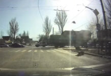 В Бишкеке грузовик оборвал троллейбусную линию, в результате упал светофор