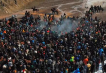 Впечатляющее зрелище: сотни всадников играют в аламан улак в Чаткале