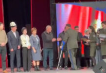 ВИДЕО: Камчыбек Ташиев салтанаттуу иш-чарага балдак менен келди