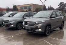 “Күлүгүңүздөр кут болсун!”: Акылбек Жапаров Баткен облусундагы жетекчилерге кызматтык унааларды тапшырды