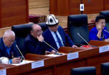 Токторбаев министрдин орун басарына: “Эл үчүн күйүп жатабыз, а силер тамекиге кетип жатасыңар”