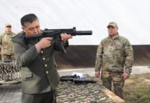 Камчыбек Ташиев жаңы алынган куралдар менен таанышты, – сүрөт