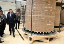 Садыр Жапаров посетил венгерскую компанию, производящую электрооборудование