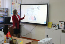 Шести столичным школам передали интерактивные доски