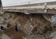 Часть фундамента многоэтажки повисла в воздухе. На место выехала комиссия Госстроя