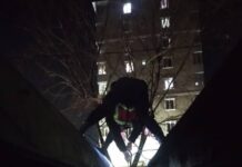 Бишкекте үй менен гараждын ортосуна адам кыпчылып калган