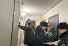 В Екатеринбурге маленькие дети три дня провели взаперти с мертвыми родителями