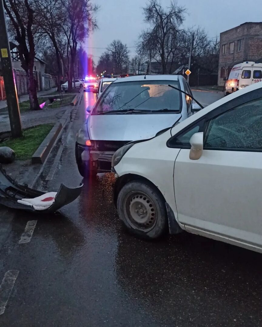 1 1 В Бишкеке произошла авария с участием четырех автомобилей