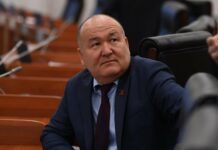 Депутат Жеңишбек Токторбаев Жалал-Абаддагы мейманканасынын курулушунда иштеген куруучуну сабадыбы?