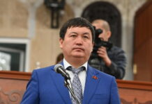 “Сени ким айтат депутат деп?”: Жусупбек Коргонбай уулу Фейсбук колдонуучусун ашатып сөккөн