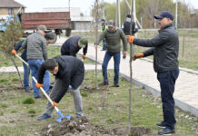 Общереспубликанский субботник: депутаты ЖК навели порядок в столичном парке