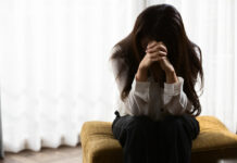 Сузакта атасы өзүнүн 19 жаштагы кызын зордуктоого шектелип кармалды