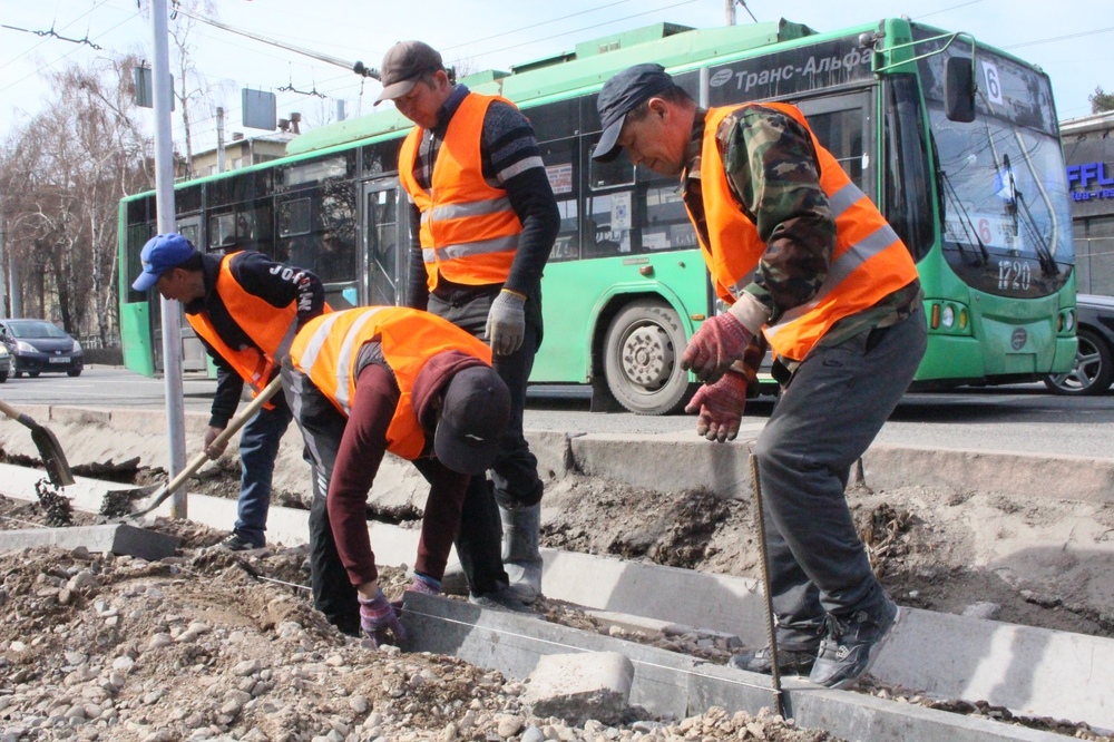 1688101.73d5dcd976f80ddfacce16b5a249dcb7 В Бишкеке на улице Байтик Баатыра возобновили ремонт тротуаров