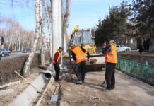 В Бишкеке на улице Байтик Баатыра возобновили ремонт тротуаров