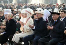 “Ийгиликтердин башаты ынтымакта”: Президент кыргызстандыктарды ыйык Рамазан айы менен куттуктады