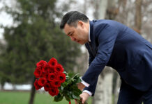 Садыр Жапаров Аксы окуяларында курман болгондордун элесин эскерди