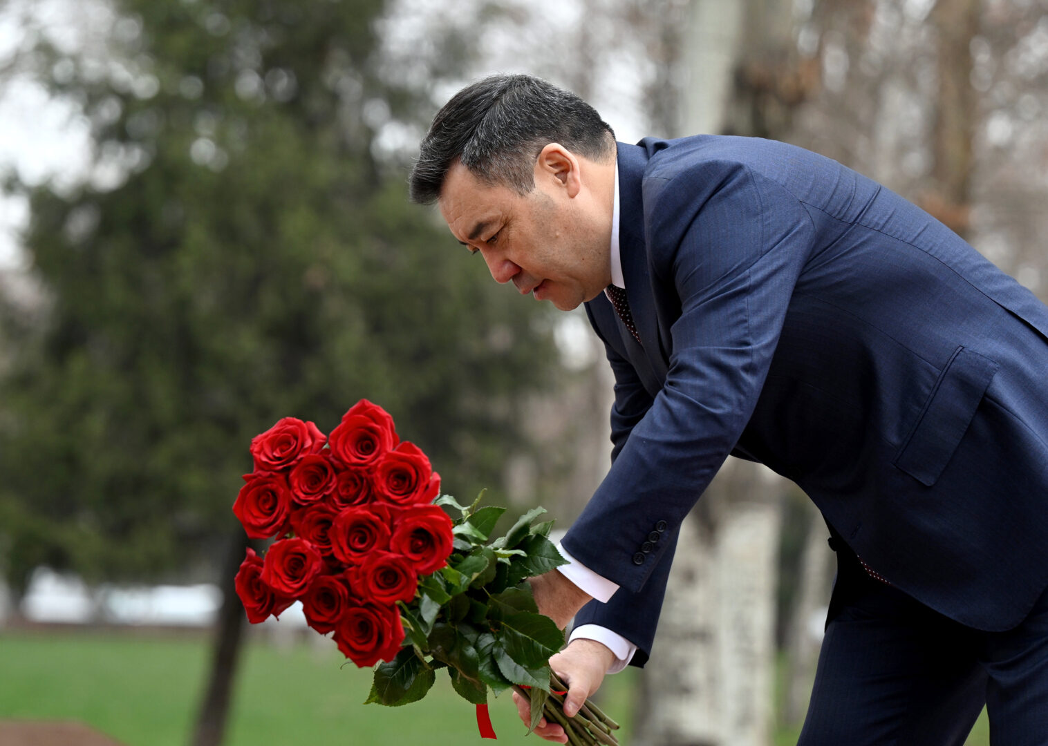 2 2 Президент и чиновники почтили память погибших во время Аксыйских событий - фото