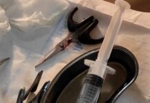 Врачи в Оше спасли 5-летнюю девочку, в щеку которой вонзились ножницы. Осторожно, фото!