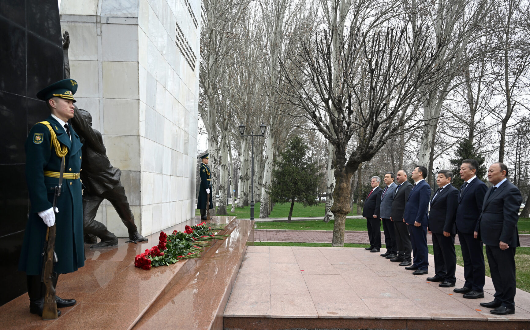 3 3 Президент и чиновники почтили память погибших во время Аксыйских событий - фото