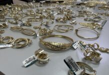 «Манас» аэропортунда аткезчилик зер буюмдарды алып өтүүгө аракет кылган өзбекстандыктар кармалды