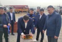 Камчыбек Ташиев төрөтканага койгон таш белгиде ката кетирилген